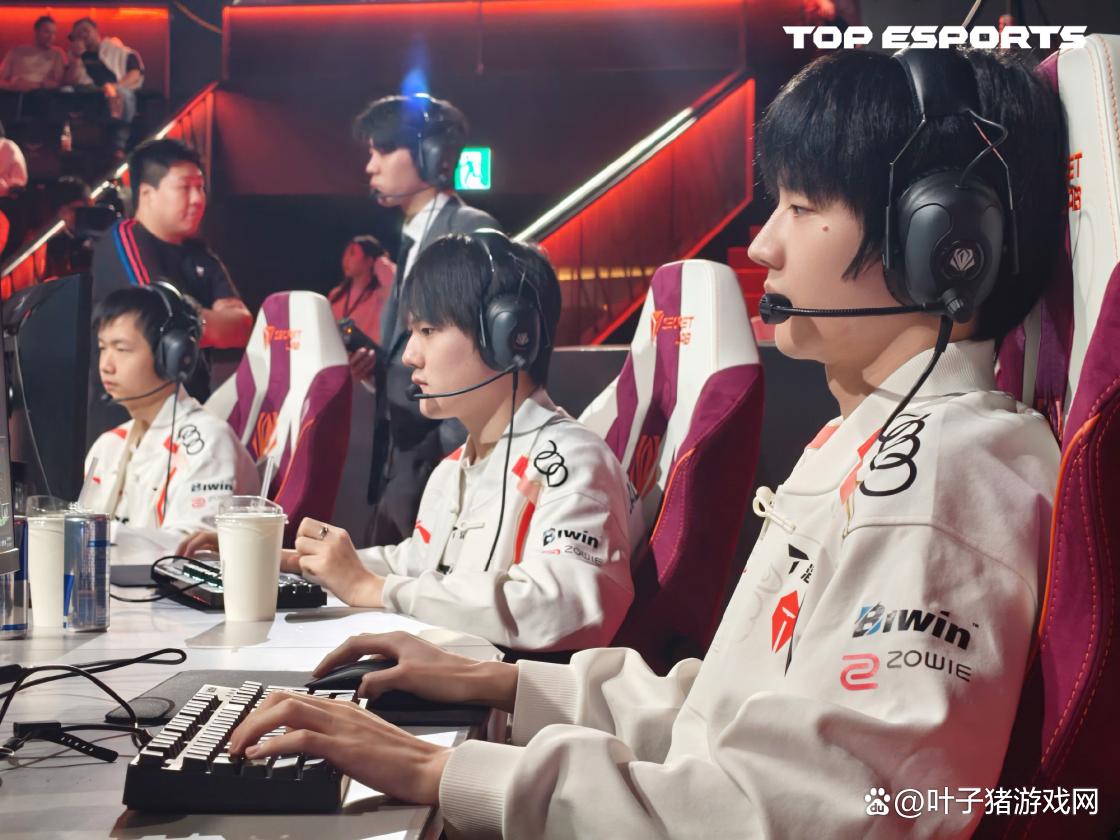 HLE险胜C9，Uzi单局斩获MVP峡谷大战半决赛，留下经典瞬间