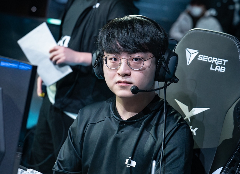 开云平台-JDG翻盘EDG，Perkz关键团战开团秒人宿命之战2025世界赛，让粉丝疯狂欢呼