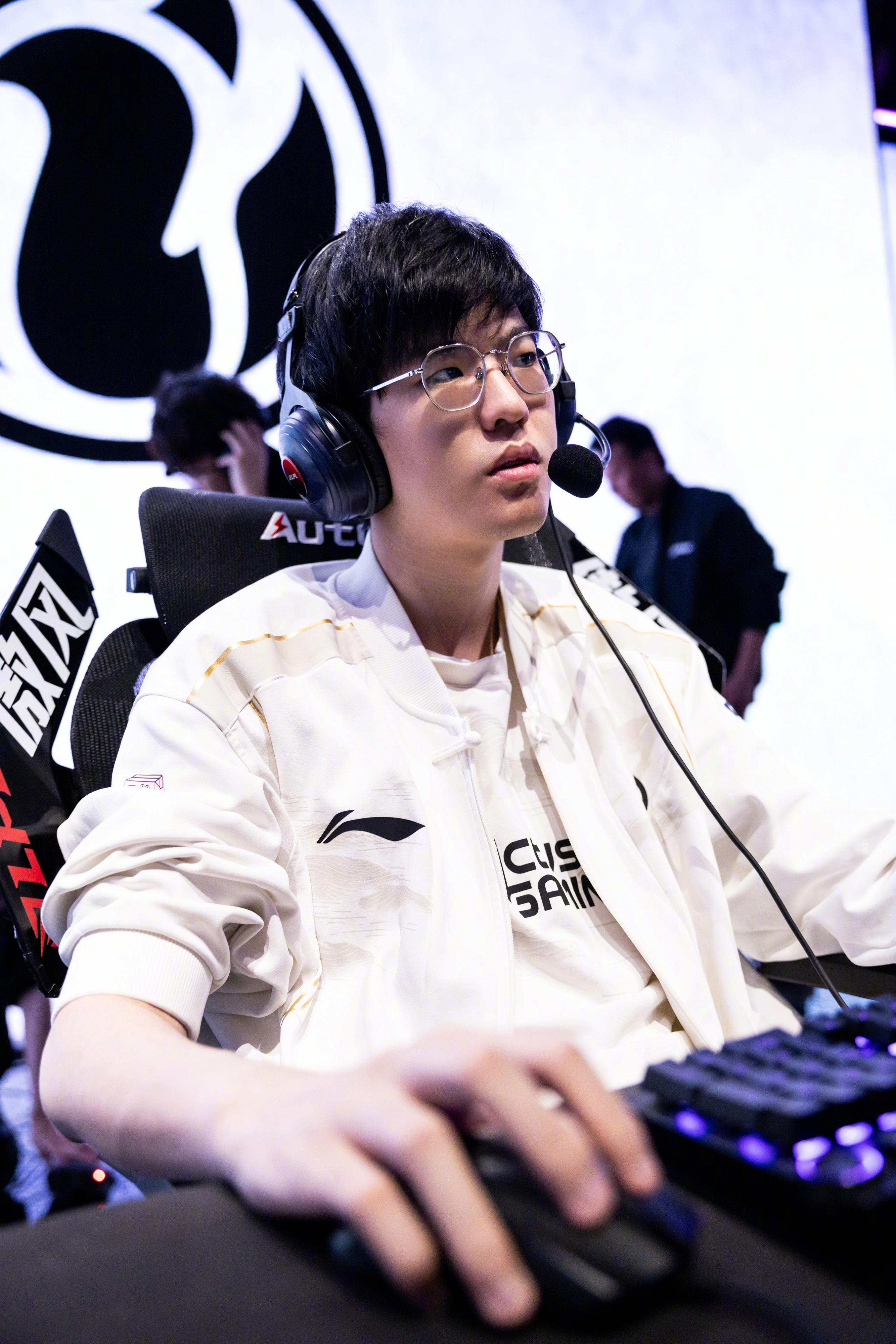 JDG翻盘EDG，Perkz关键团战开团秒人宿命之战2025世界赛，让粉丝疯狂欢呼