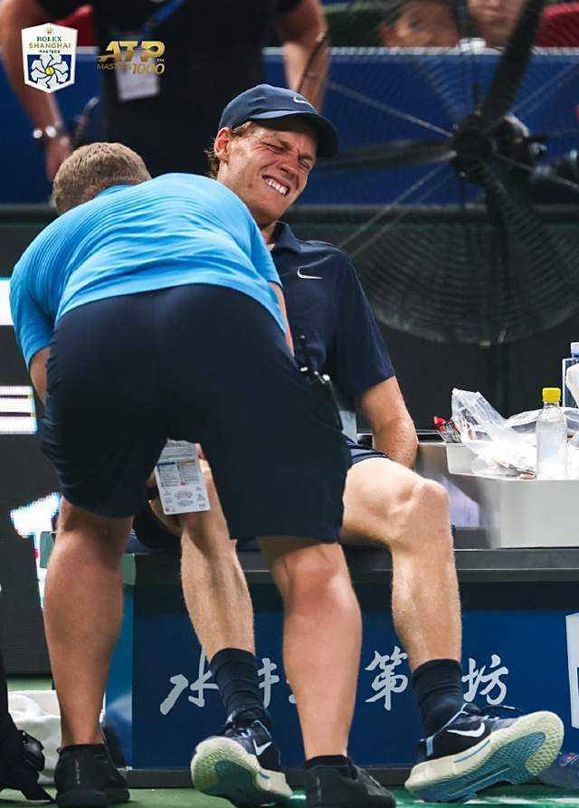 包含橄榄球明星选手受伤退赛,引发热议的词条 包含橄榄球明星选手受伤退赛,引发热议的词条